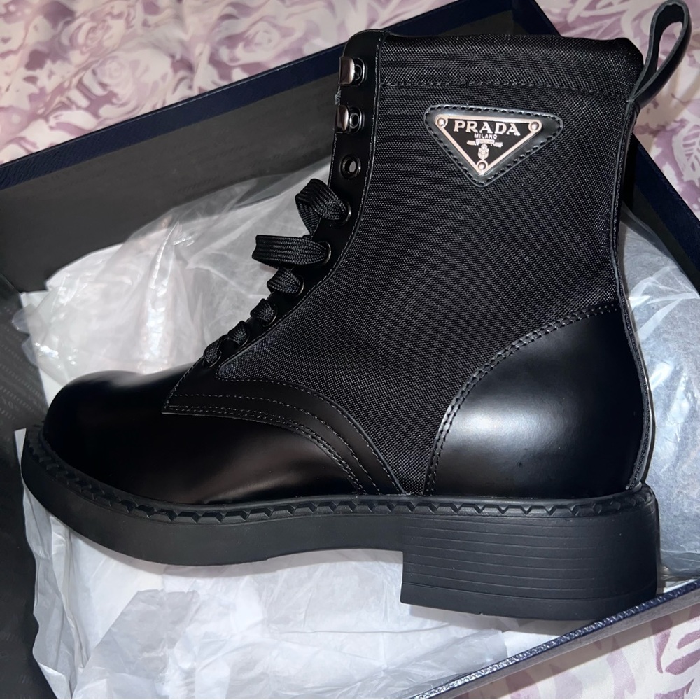 Men size 9 combat boot